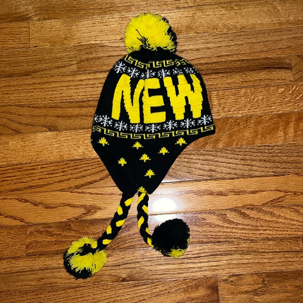 NEW YORK WINTER HAT W/ pompom ties